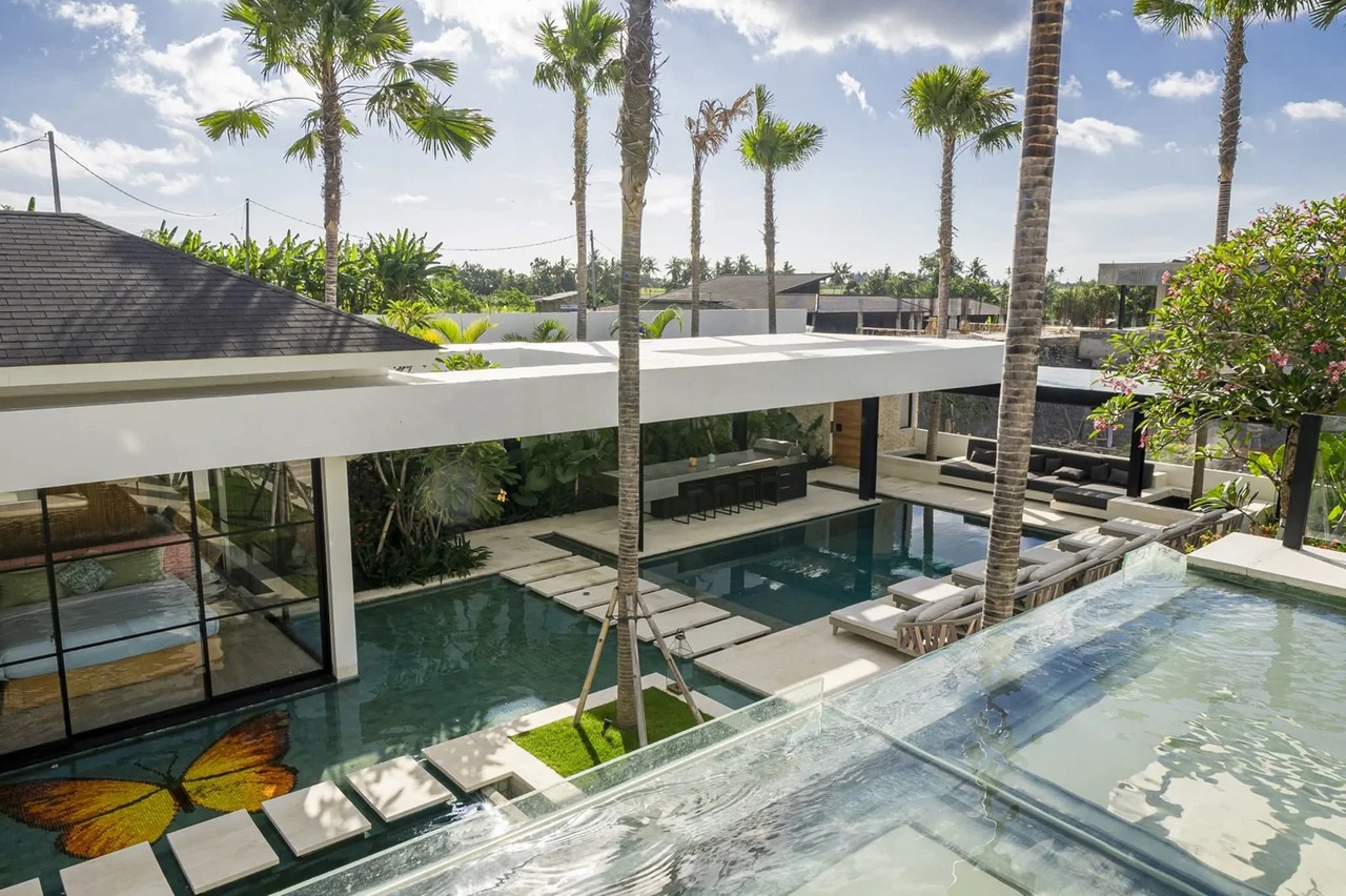 5 BEDROOM VILLA IN TUMBAK BAYUH
