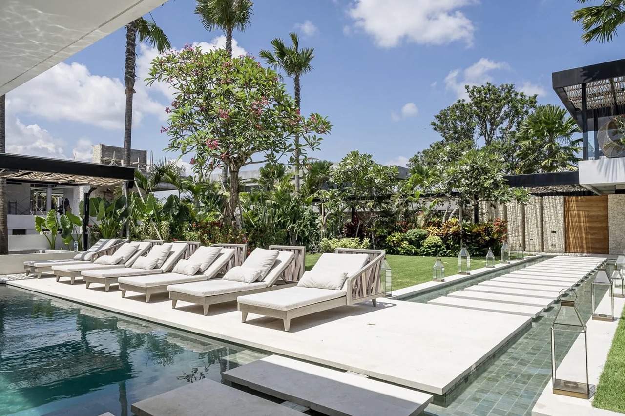 5 BEDROOM VILLA IN TUMBAK BAYUH