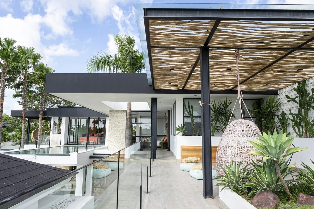 5 BEDROOM VILLA IN TUMBAK BAYUH