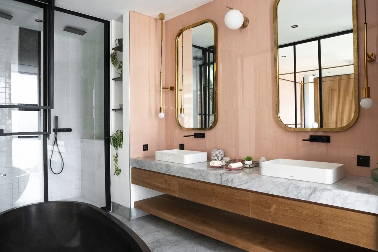 5 BEDROOM VILLA IN TUMBAK BAYUH