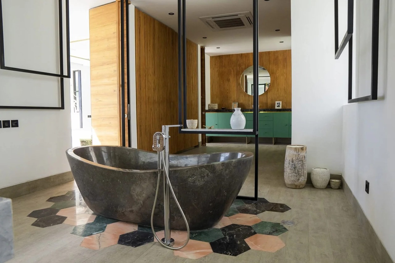 5 BEDROOM VILLA IN TUMBAK BAYUH