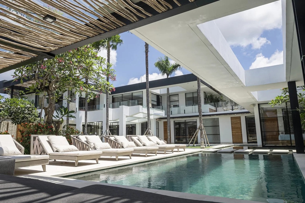 5 BEDROOM VILLA IN TUMBAK BAYUH