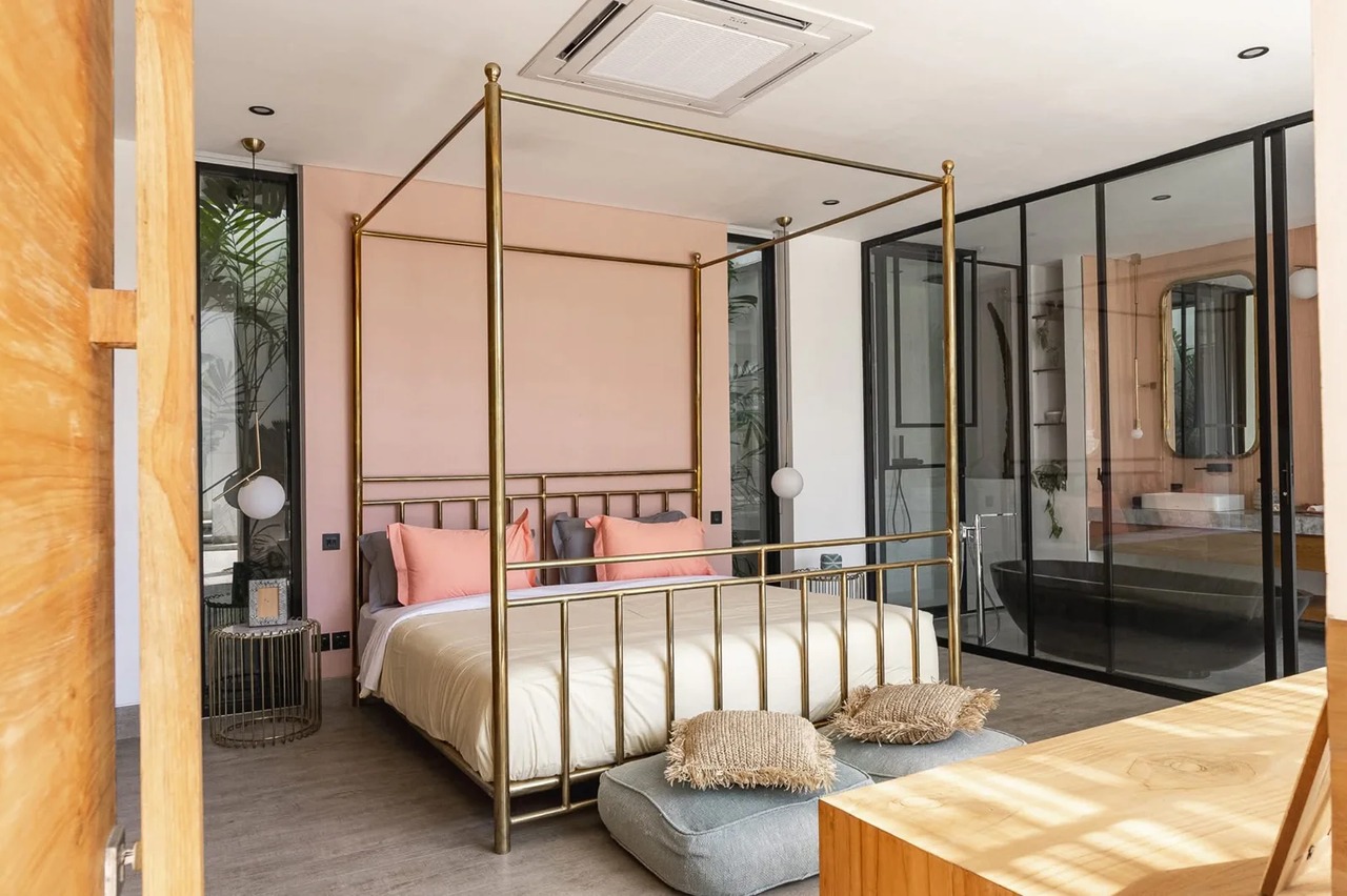 5 BEDROOM VILLA IN TUMBAK BAYUH