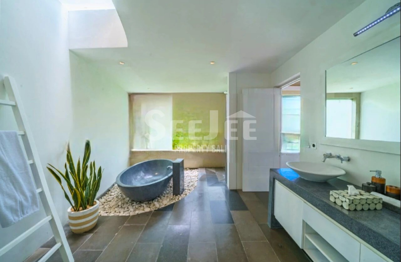 FREEHOLD VILLA IN TUKA CANGGU
