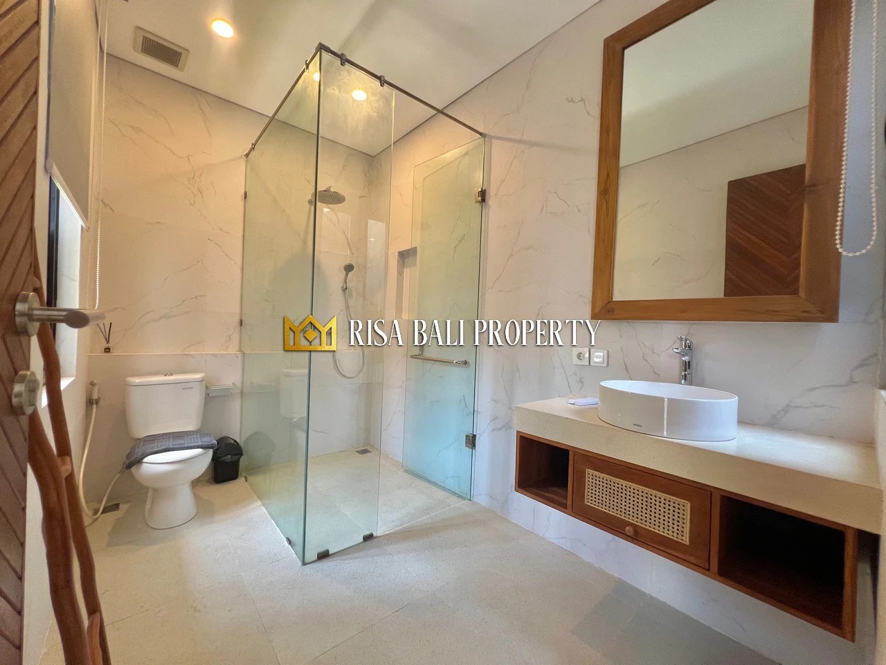 BRAND NEW! CHARMING TROPICAL 3- BEDROOMS