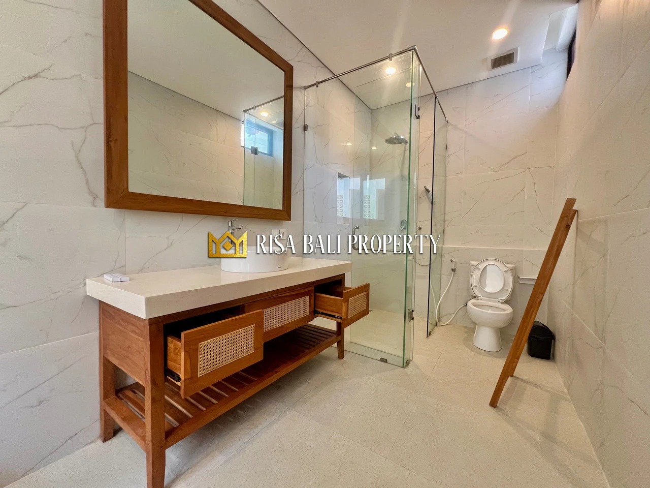 BRAND NEW! CHARMING TROPICAL 3- BEDROOMS