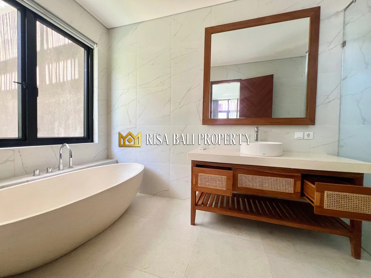 BRAND NEW! CHARMING TROPICAL 3- BEDROOMS