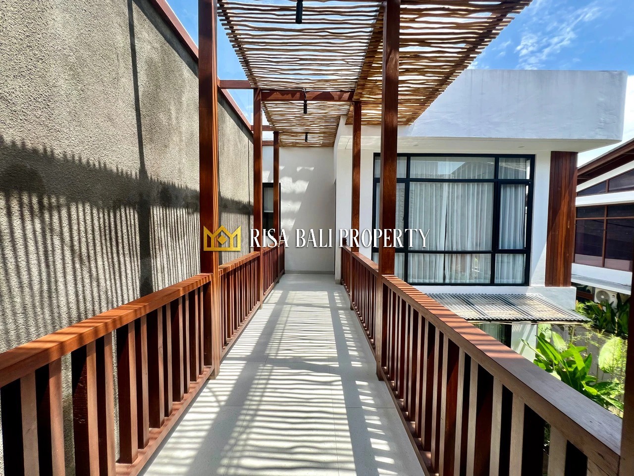 BRAND NEW! CHARMING TROPICAL 3- BEDROOMS