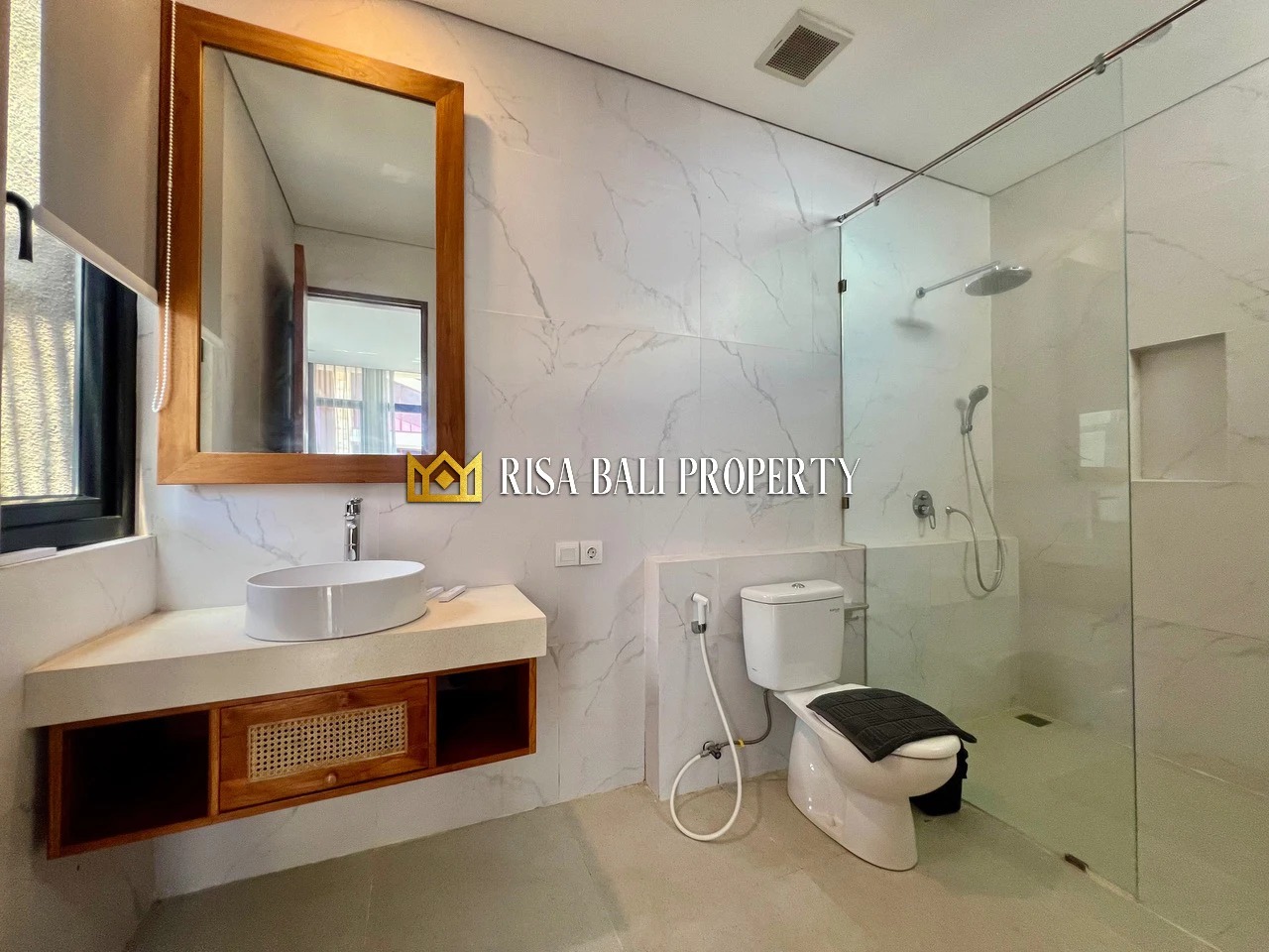 BRAND NEW! CHARMING TROPICAL 3- BEDROOMS
