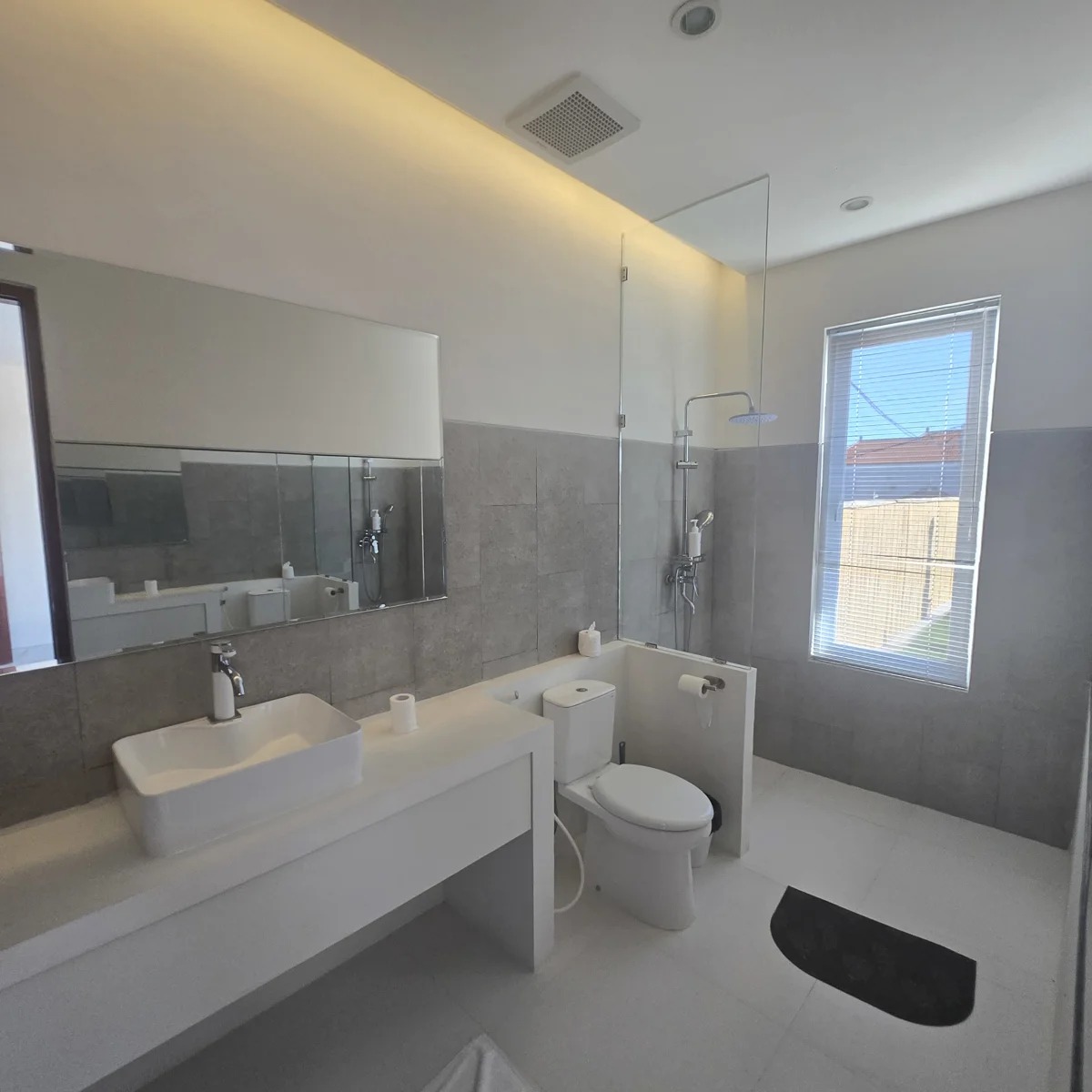 4BR Modern Villa w/ Rooftop & Pool 