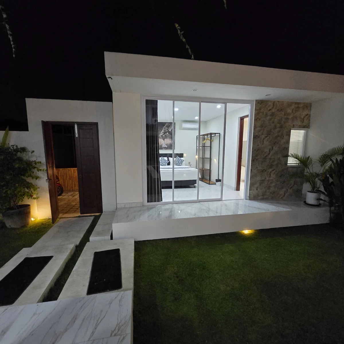 4BR Modern Villa w/ Rooftop & Pool 