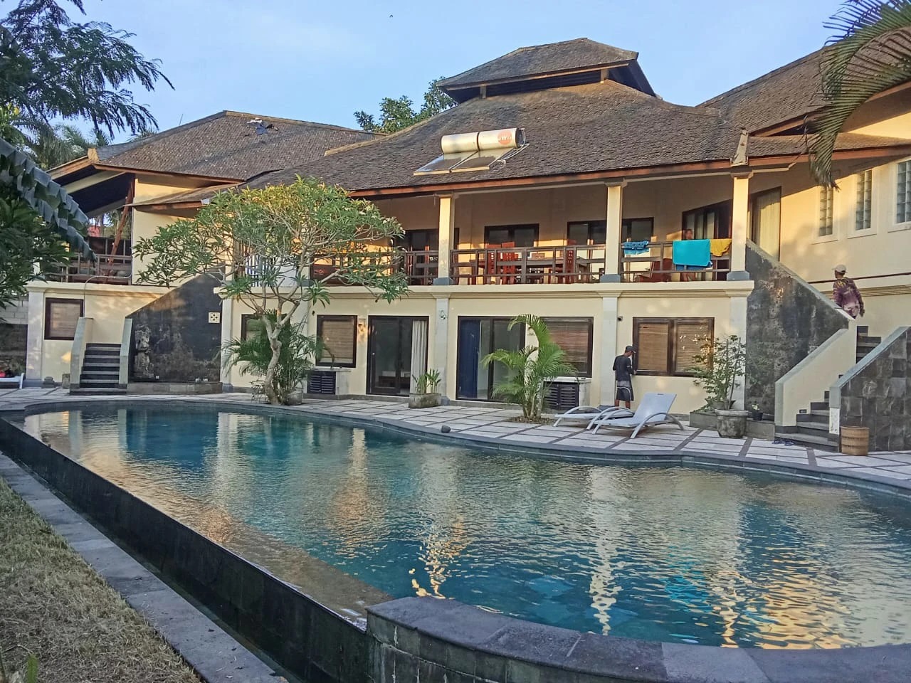 4-5 BR Villa with large garden and pool