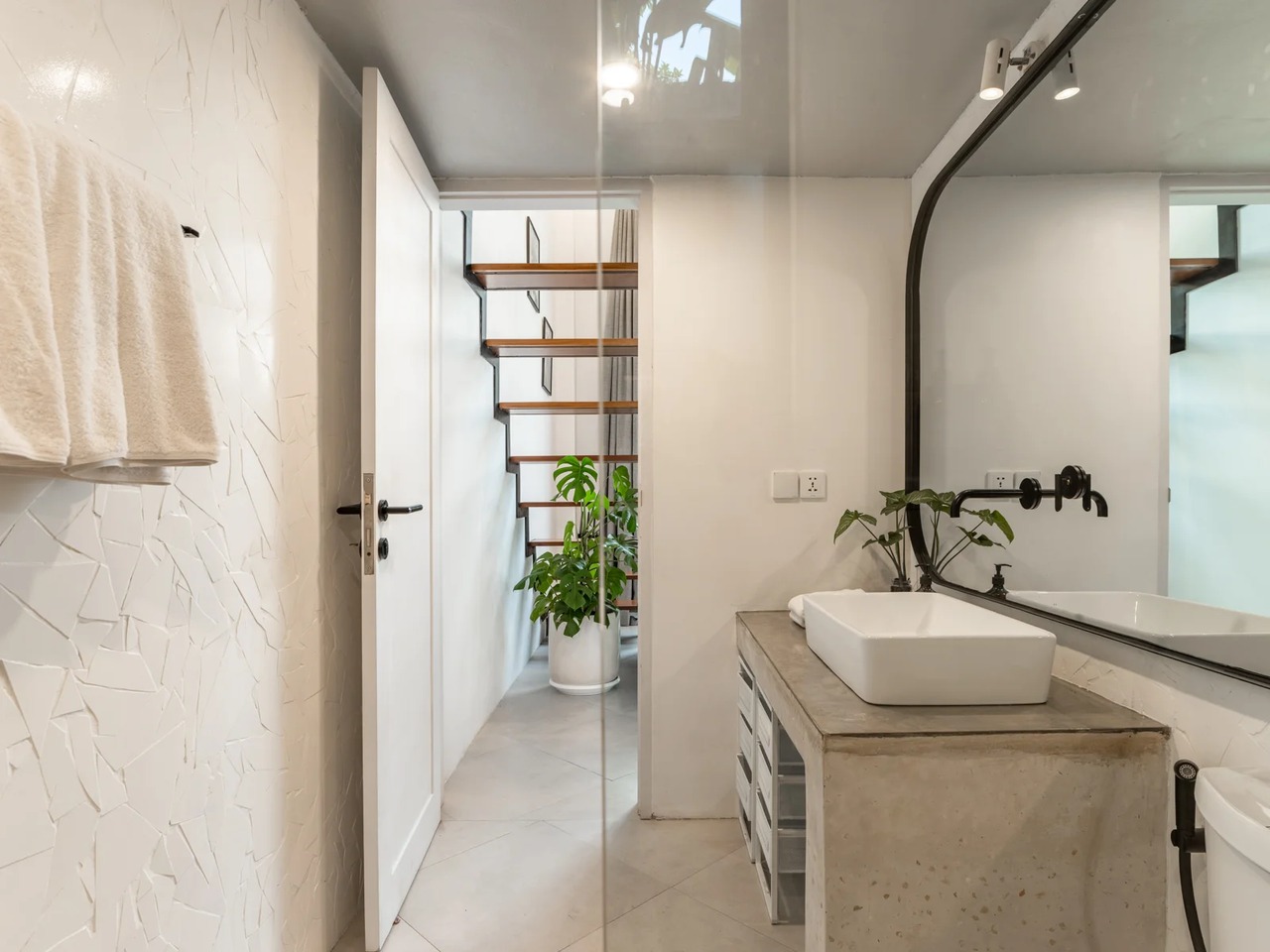 Stylish 1BR in Stunning Loft Complex