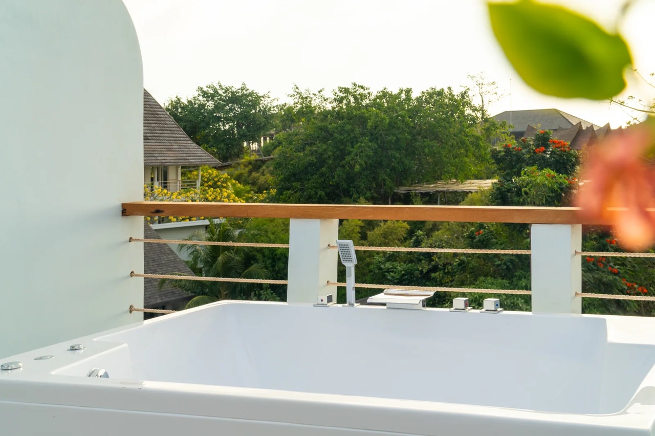 Oceanview Studio w/ Rooftop Jacuzzi 