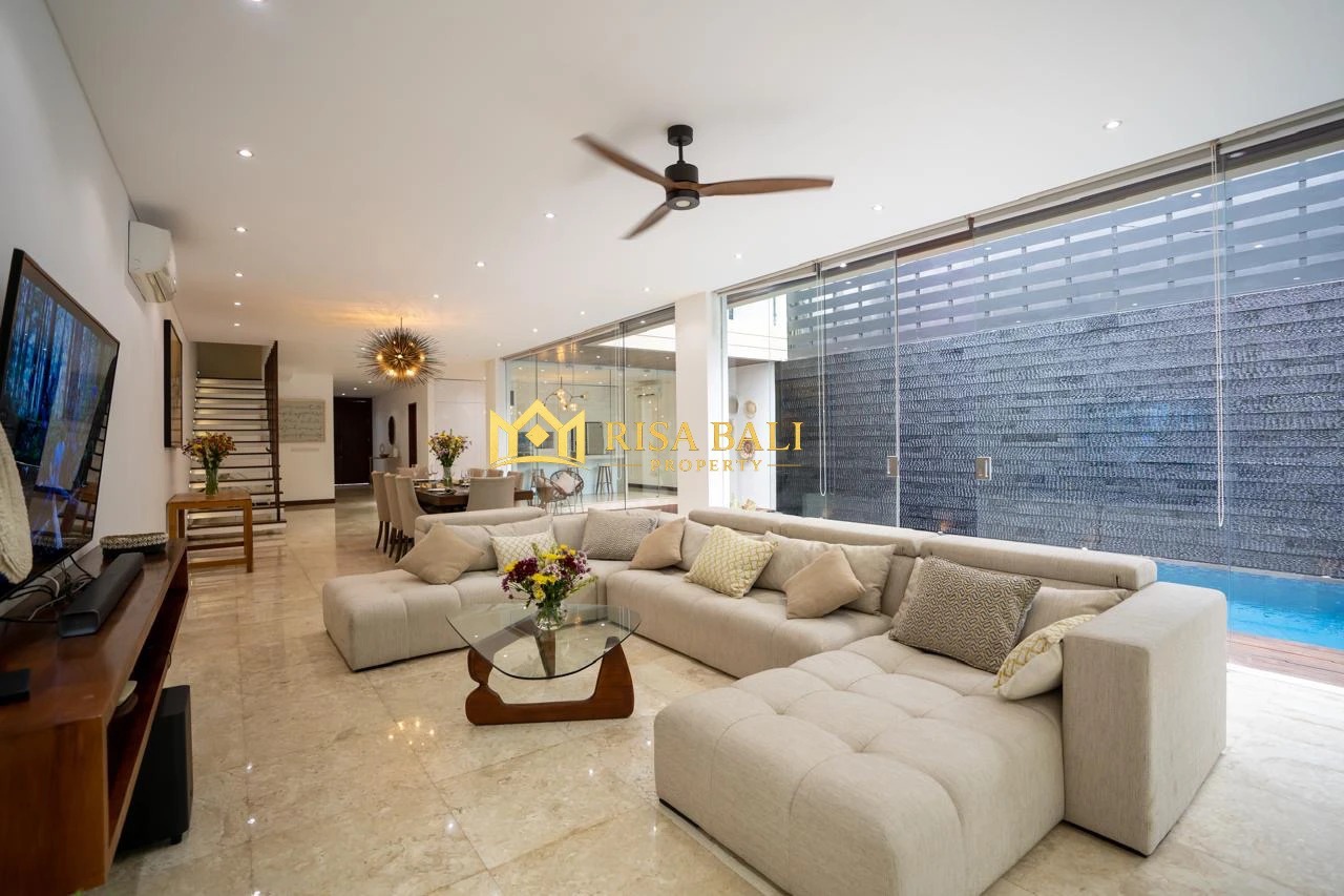 LUXURY 4-BEDROOM VILLA IN BERAWA