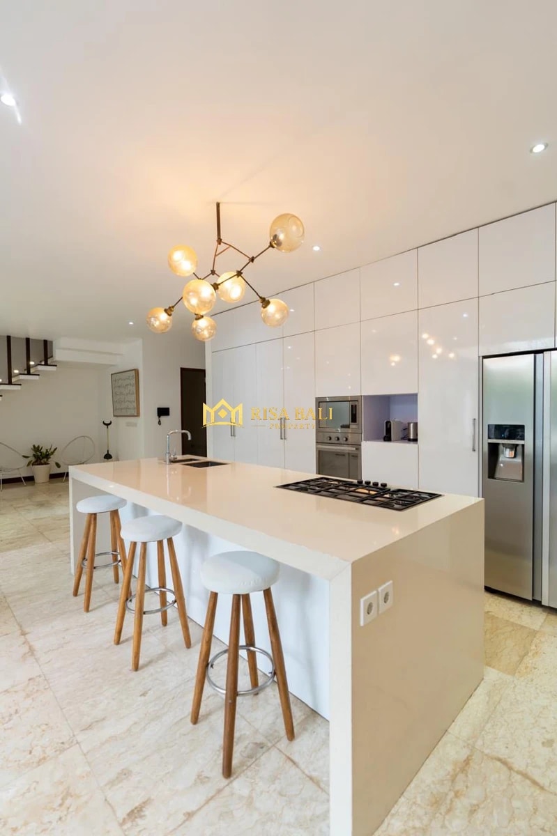 LUXURY 4-BEDROOM VILLA IN BERAWA