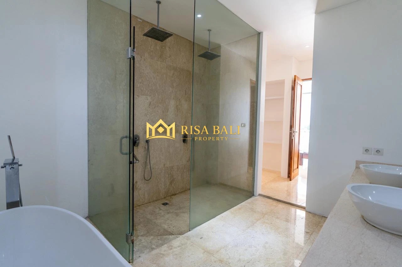 LUXURY 4-BEDROOM VILLA IN BERAWA