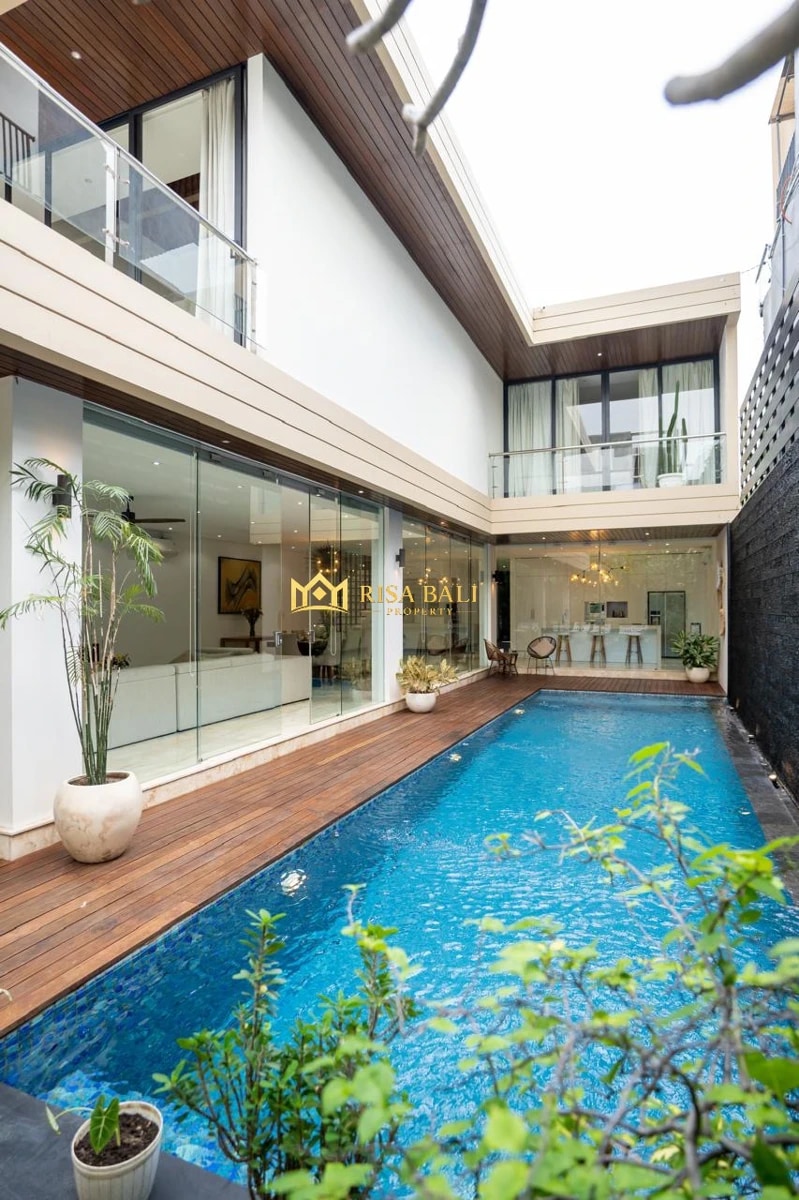 LUXURY 4-BEDROOM VILLA IN BERAWA
