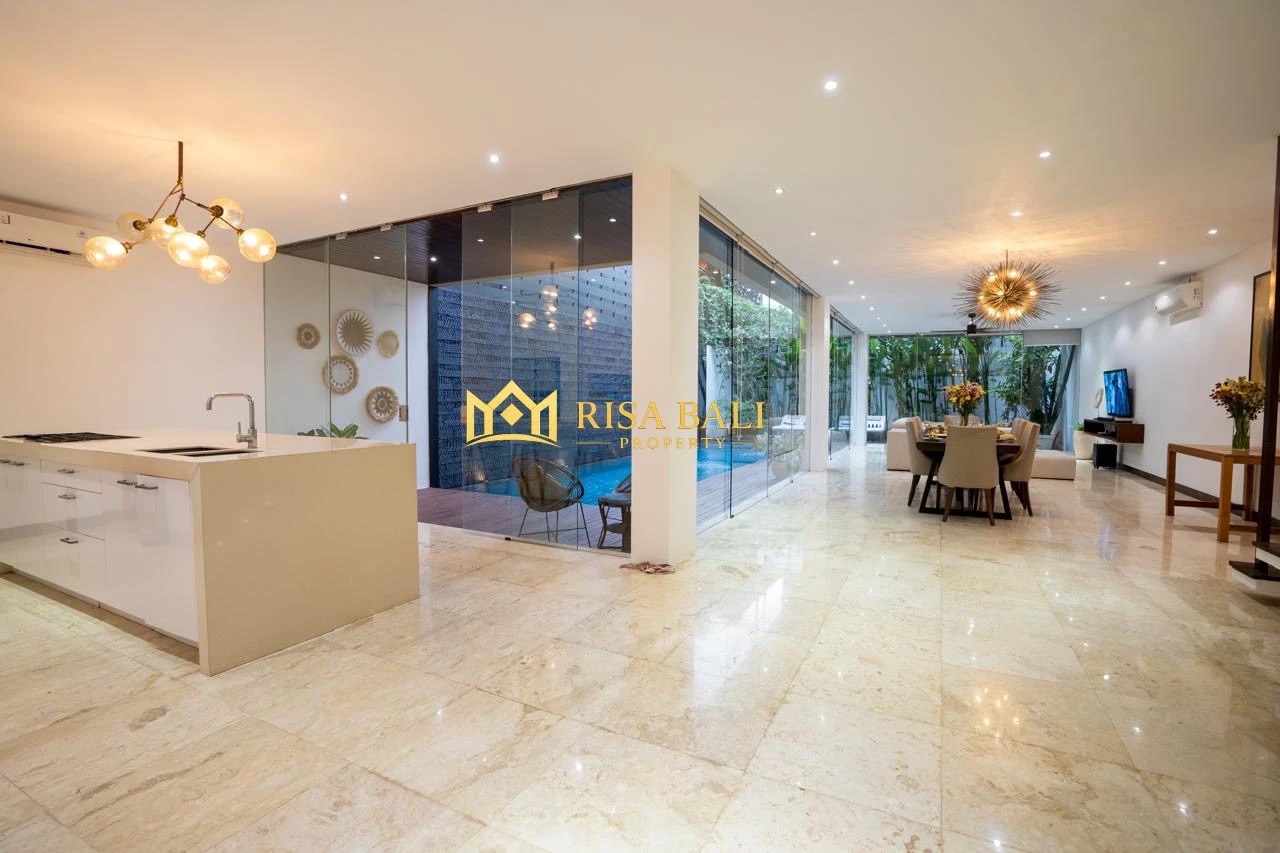 LUXURY 4-BEDROOM VILLA IN BERAWA