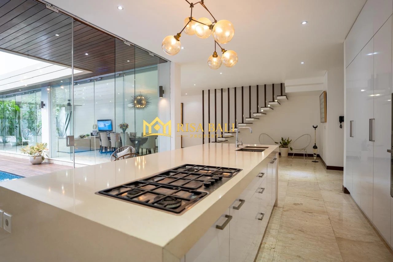 LUXURY 4-BEDROOM VILLA IN BERAWA