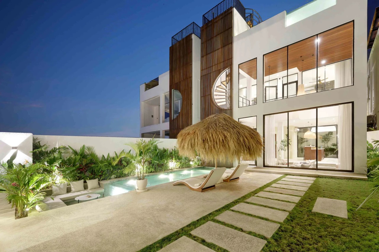 Luxury 3BR Villa w/ Rooftop Pool and Oce