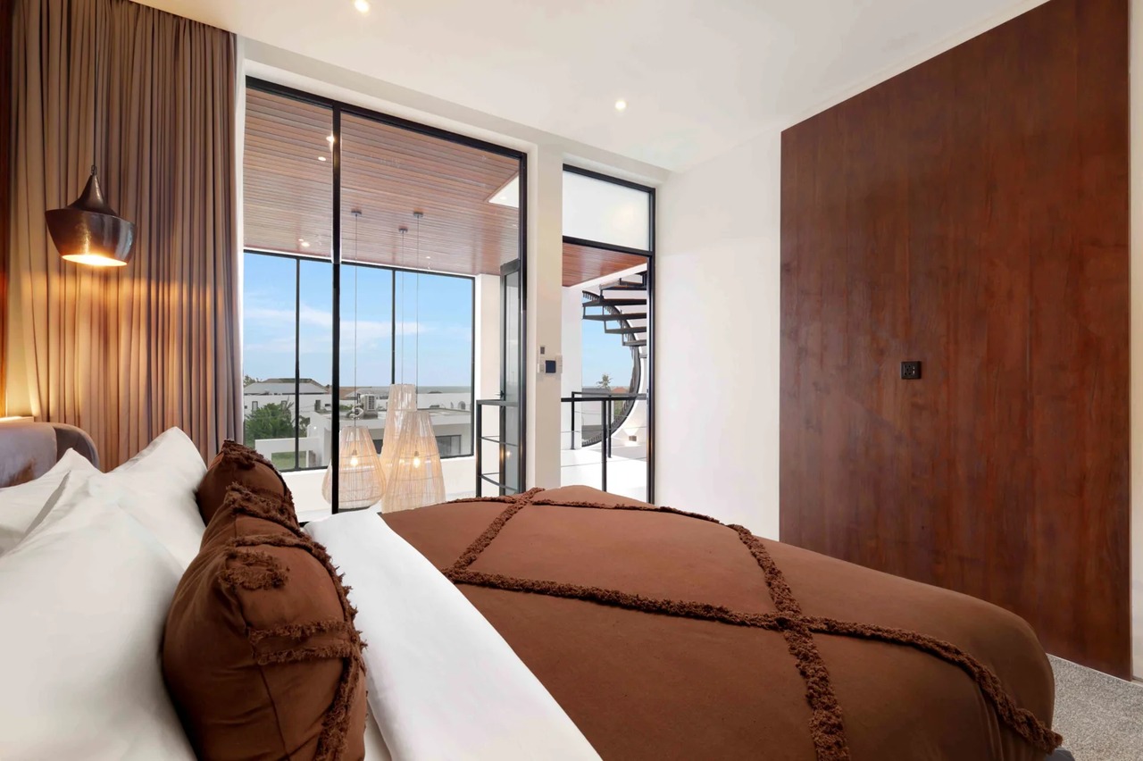 Luxury 3BR Villa w/ Rooftop Pool and Oce