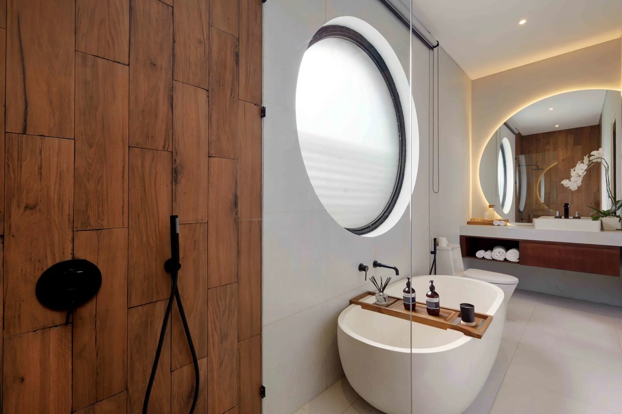 Luxury 3BR Villa w/ Rooftop Pool and Oce