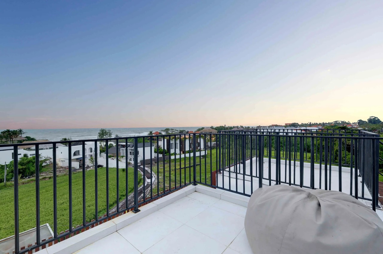 Luxury 3BR Villa w/ Rooftop Pool and Oce