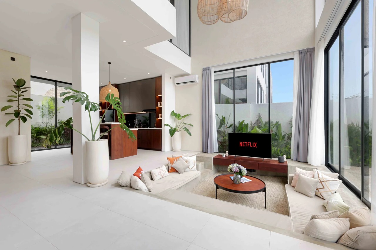 Luxury 3BR Villa w/ Rooftop Pool and Oce