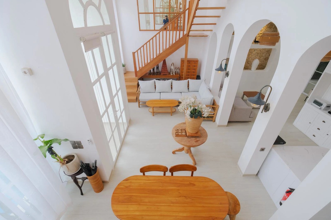 Designer 3BR High-Ceiling Villa in Prime