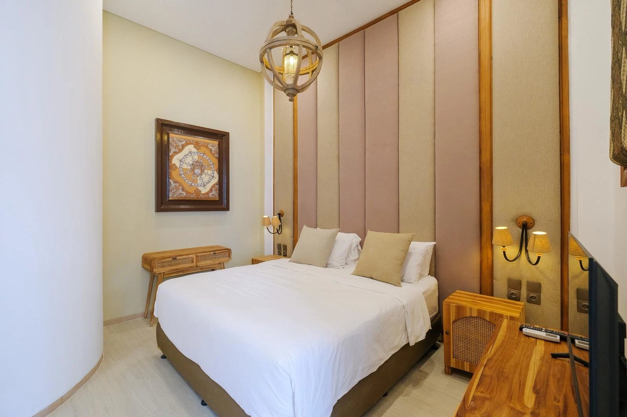 Designer 3BR High-Ceiling Villa in Prime