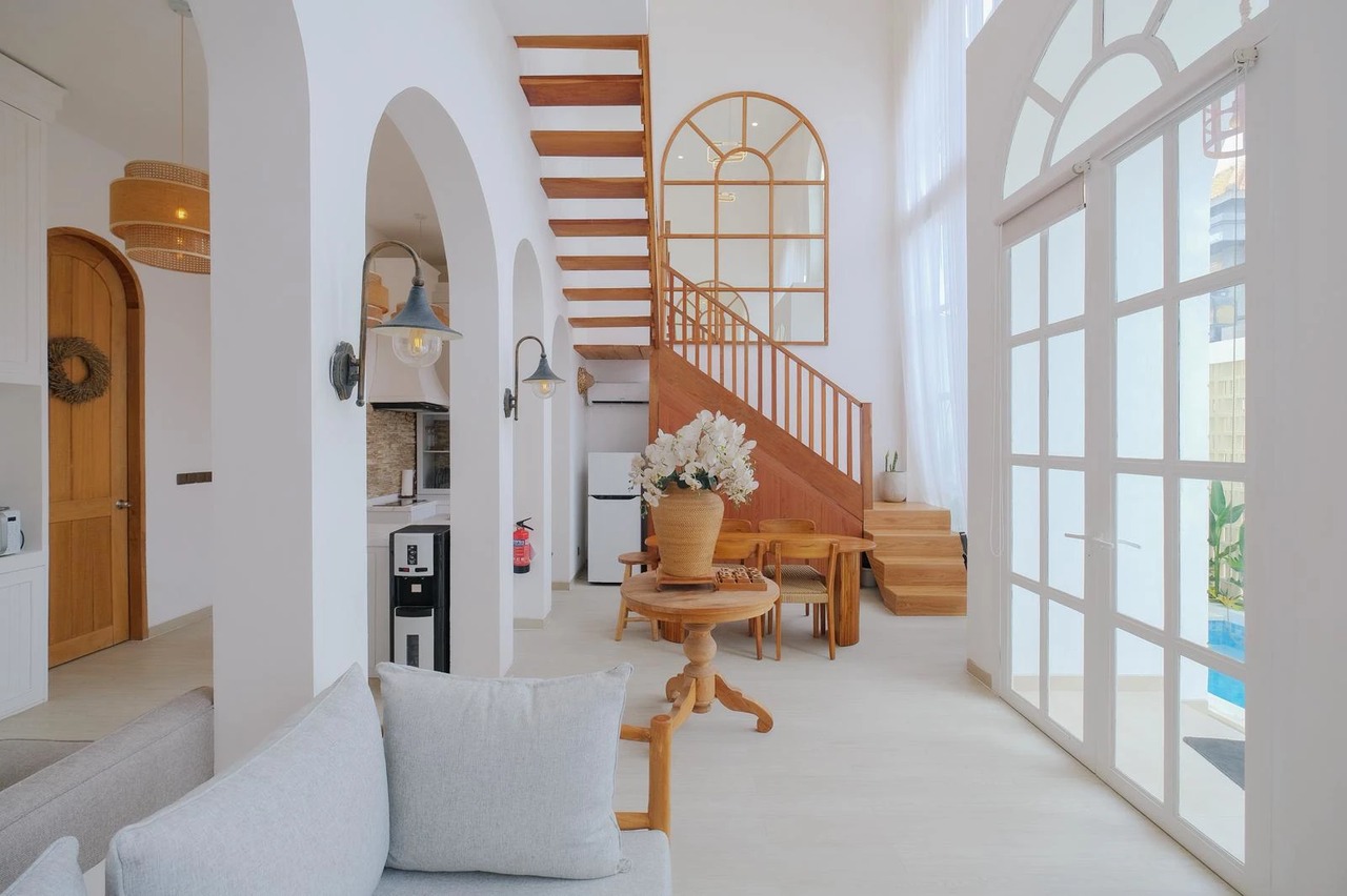 Designer 3BR High-Ceiling Villa in Prime