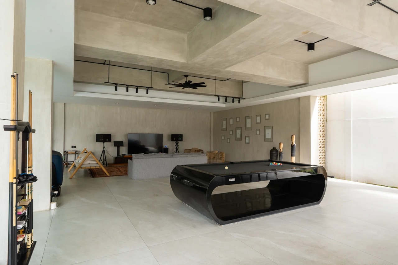 4 Bedrooms Luxury Industrial Villa