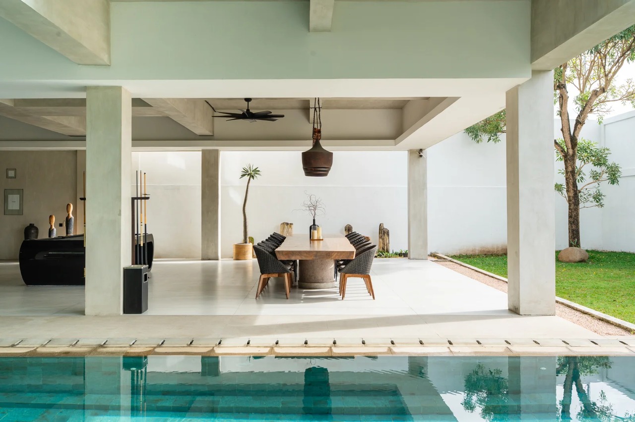 4 Bedrooms Luxury Industrial Villa