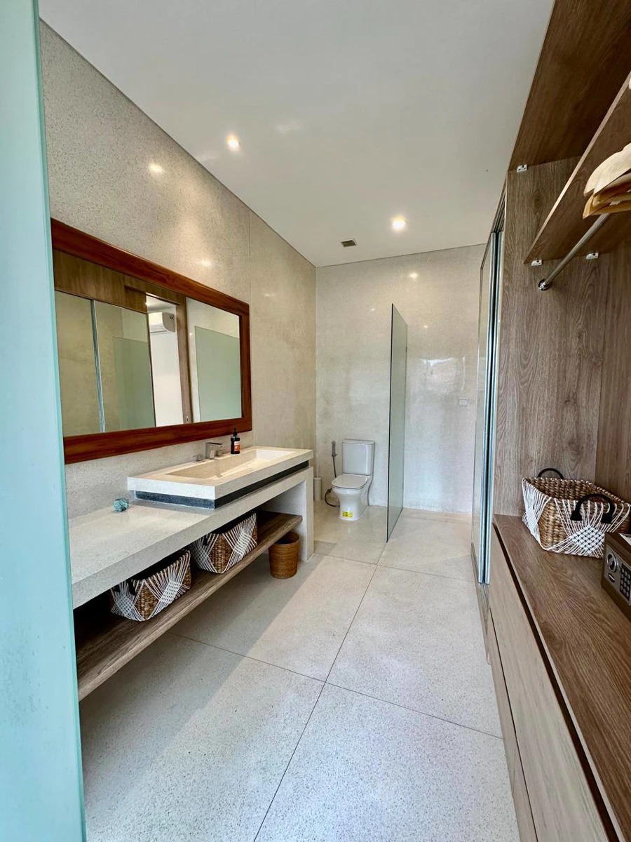 4 BEDROOM VILLA IN BATUBOLONG