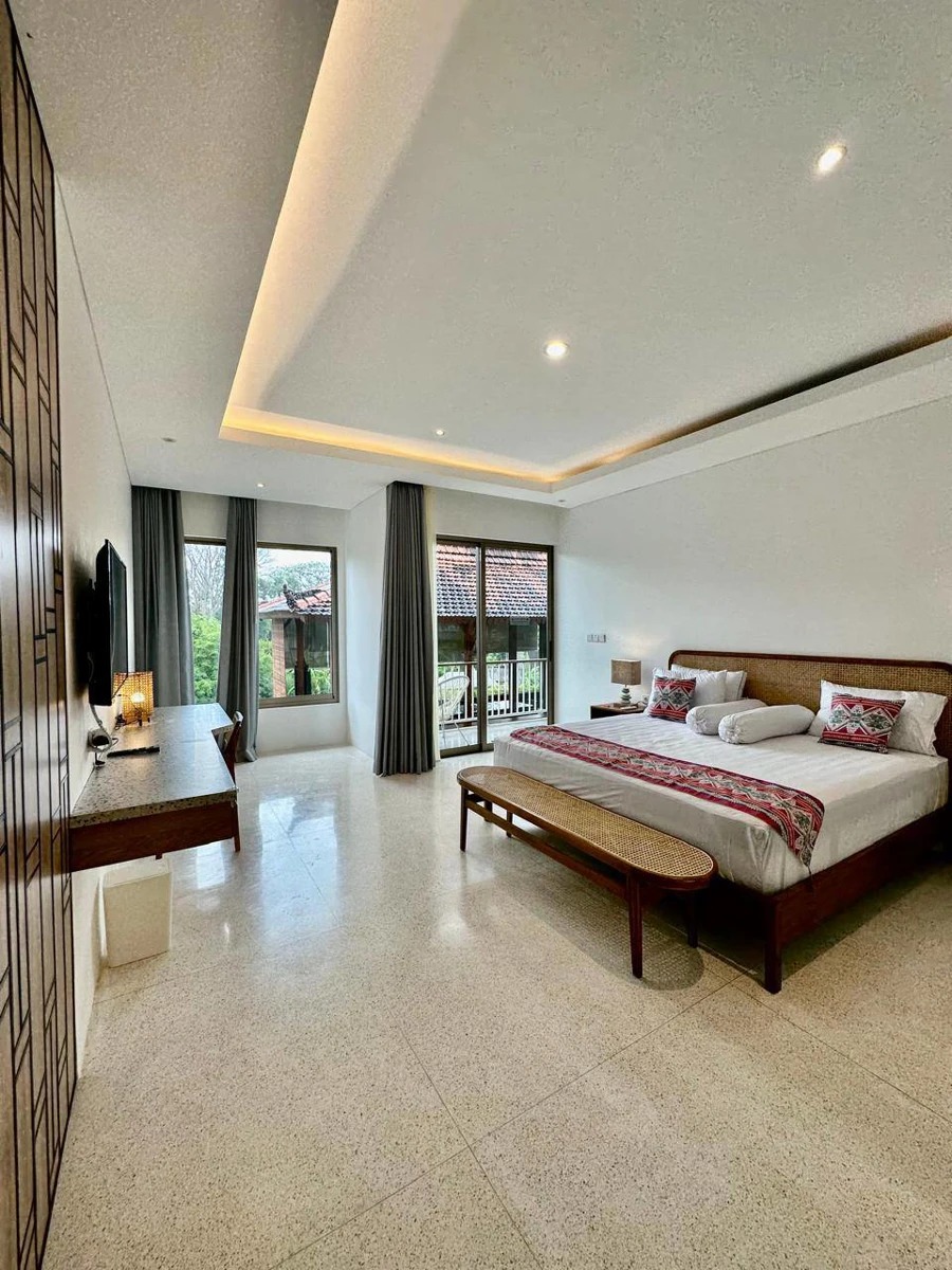 4 BEDROOM VILLA IN BATUBOLONG