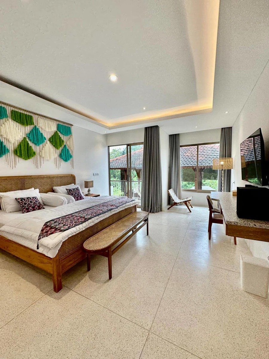 4 BEDROOM VILLA IN BATUBOLONG