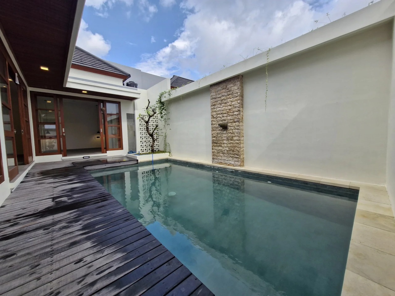 Brand New Villa For Yearly Rent, Padonan
