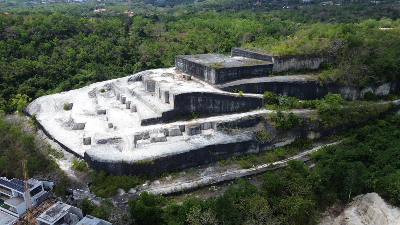 Unique 180,000 m² land plot on a cliff