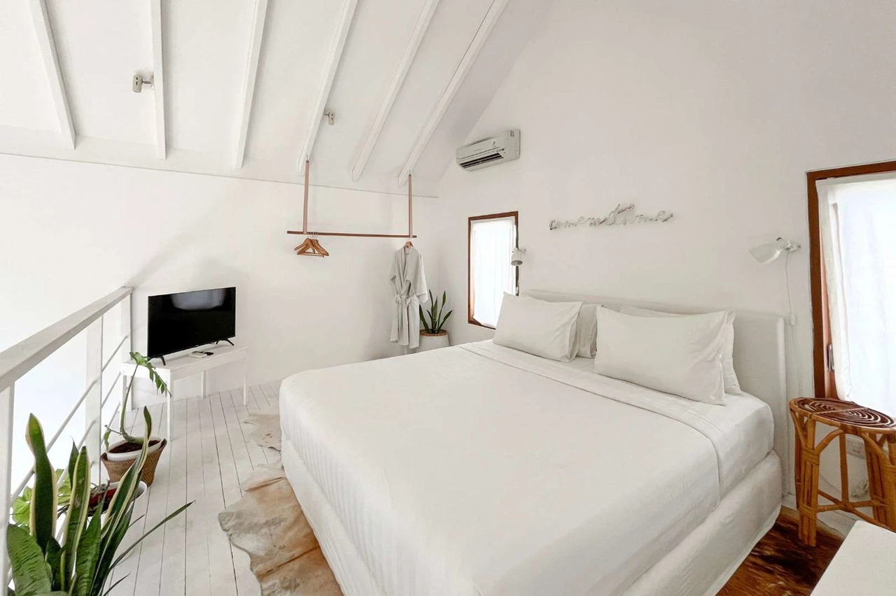 LEASEHOLD - 5BR Poolside Loft