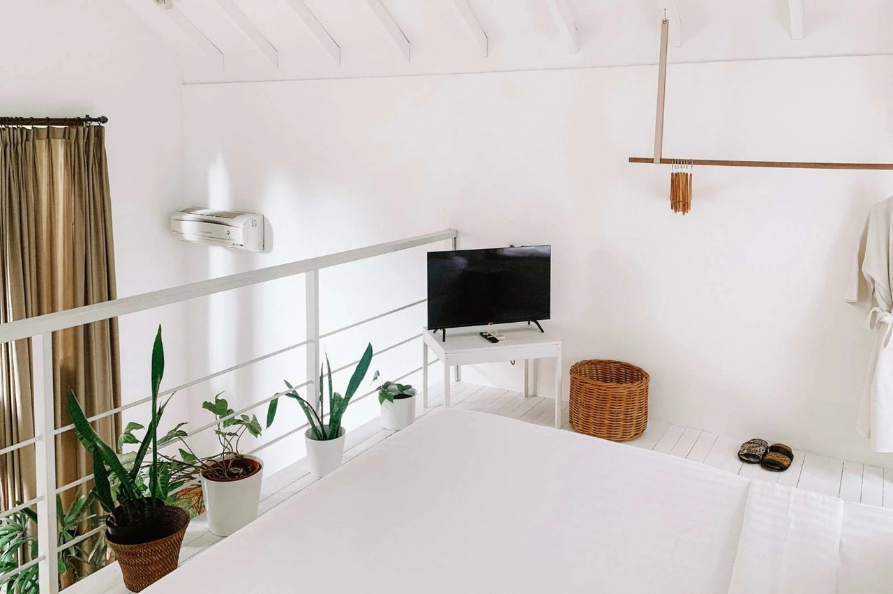 LEASEHOLD - 5BR Poolside Loft