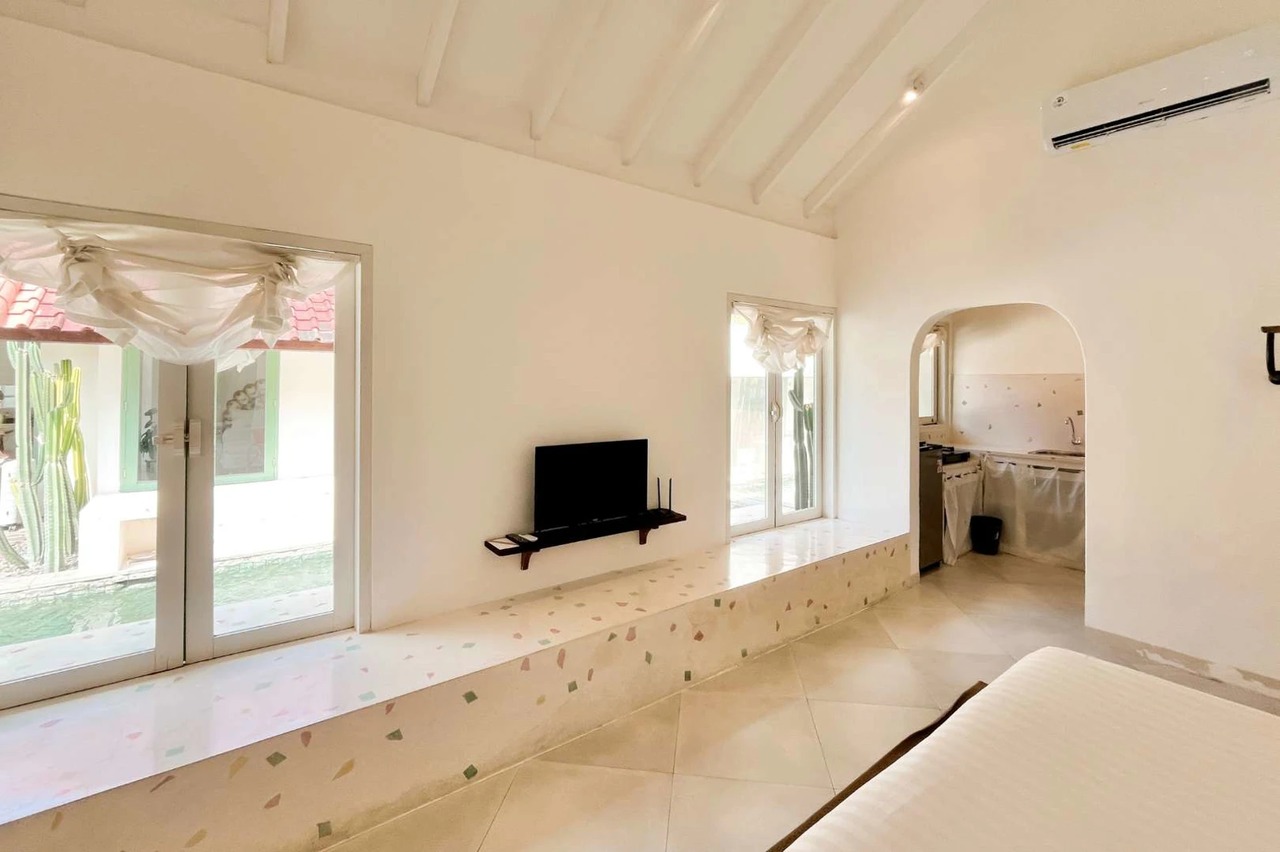 LEASEHOLD - 5BR Poolside Loft