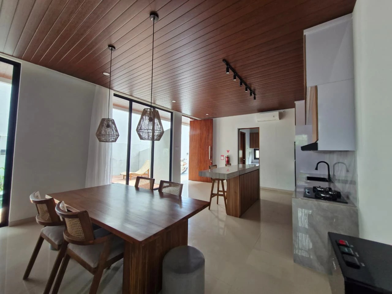 Modern design villa for Rent in parerena