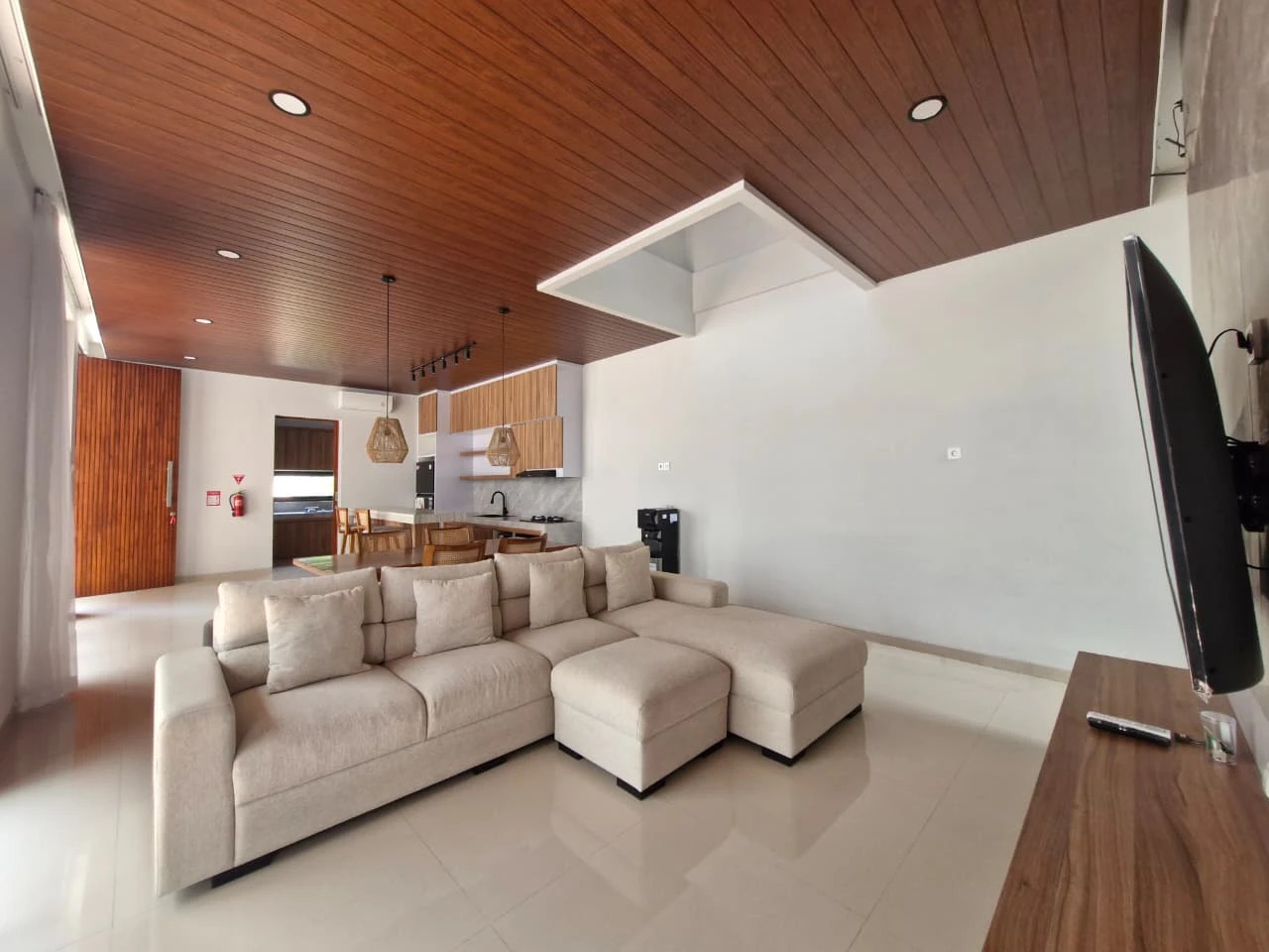 Modern design villa for Rent in parerena