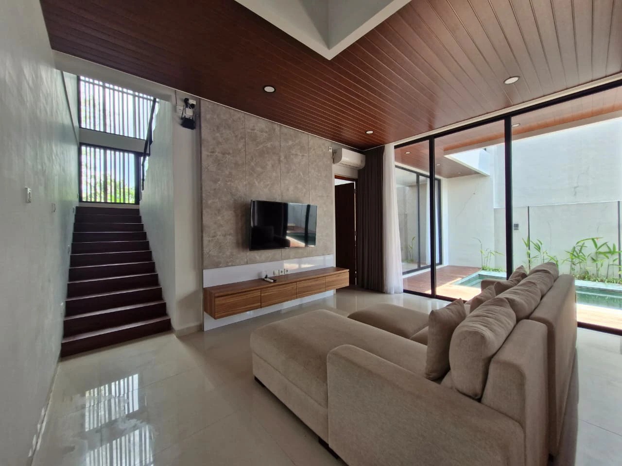 Modern design villa for Rent in parerena