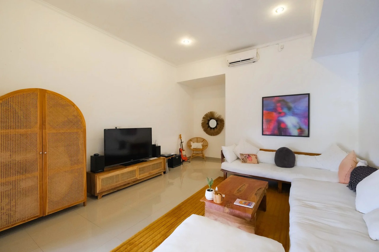 Quiet 3BR Villa w/ Private Pool and West